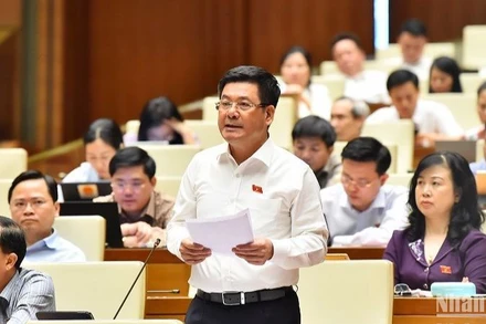 Bộ trưởng Công thương Nguyễn Hồng Diên làm rõ một số vấn đề đại biểu Quốc hội nêu trong phiên thảo luận ở hội trường chiều 1/6. (Ảnh: THỦY NGUYÊN)