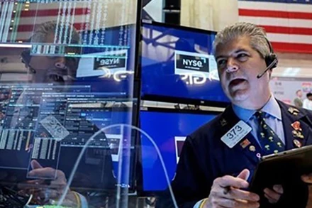 Các giao dịch viên tại sàn chứng khoán New York (Mỹ). (Ảnh: Reuters/TTXVN)