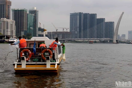 Thả các loài thủy sản nước ngọt xuống lưu vực sông Sài Gòn.