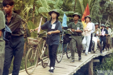 Đoàn viên, thanh niên tình nguyện những năm đầu khởi động Tháng Thanh niên.