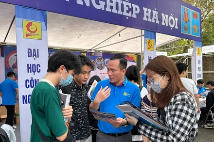 Thí sinh tìm hiểu thông tin tuyển sinh năm 2023 của Trường đại học công nghiệp Hà Nội.