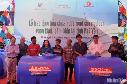 Các đại biểu trao bồn chứa nước ngọt hỗ trợ cho ngư dân Phú Yên vươn khơi bám biển.