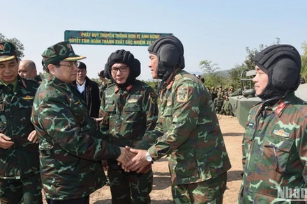 Thủ tướng Phạm Minh Chính thăm hỏi, động viên các đơn vị tham gia diễn tập. (Ảnh: TRẦN HẢI)