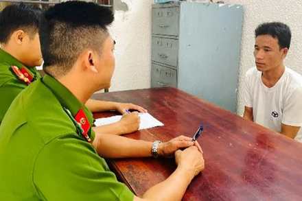 Đối tượng Võ Hoàng Quốc Việt khai nhận đã 2 lần trộm cắp tại nhà dân lúc đêm khuya.