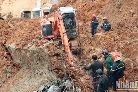 Triển khai công tác cứu hộ tìm kiếm nạn nhân bị vùi lấp tại hiện trường vụ sạt lở đất ở Đà Lạt. (Ảnh: MAI VĂN BẢO)