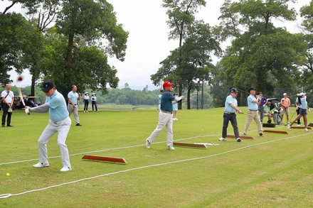 Các golfer thực hiện cú swing phát bóng khai mạc giải đấu. (Ảnh: BTC)