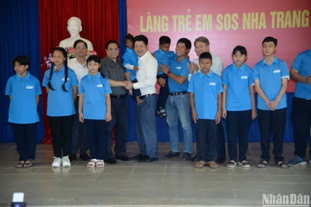 Thủ tướng Phạm Minh Chính chứng kiến đại diện Trường Hy Vọng đón nhận học sinh từ tỉnh Khánh Hòa nhập học Trường Hy Vọng.