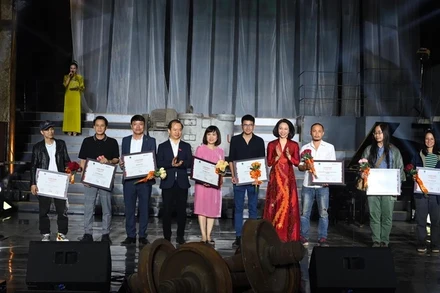 Ban tổ chức vinh danh những tập thể, cá nhân có nhiều đóng góp cho Lễ hội thành công.