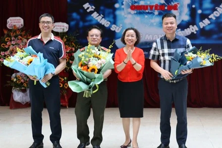 Tặng hoa cho các chuyên gia, đại biểu tại chương trình.