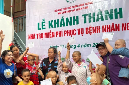 Các bệnh nhi vui vẻ khi nhận quà.