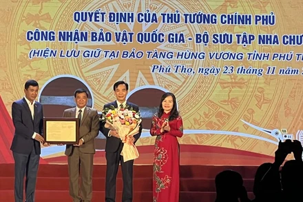 Lãnh đạo tỉnh Phú Thọ trao Quyết định công nhận "Bộ sưu tập Nha chương" là Bảo vật quốc gia.