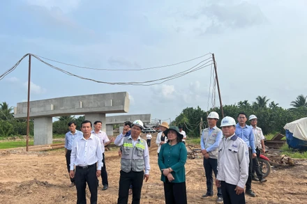 Đoàn công tác của Tỉnh ủy Bến Tre kiểm tra tiến độ thi công công trình cầu Rạch Miễu 2.