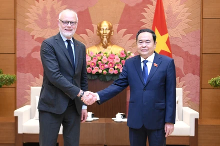 Phó Chủ tịch Thường trực Quốc hội Trần Thanh Mẫn và Ngài Édouard Philippe​ – Thị trưởng thành phố Haver, nguyên Thủ tướng Cộng hòa Pháp. (Ảnh: quochoi.vn)