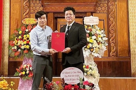 Tiến sĩ, NSND Quốc Hưng (bên phải) nhận quyết định bổ nhiệm.