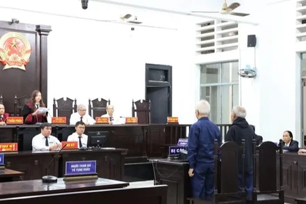 Hai bị cáo Nguyễn Chiến Thắng, cựu Chủ tịch Ủy ban nhân dân tỉnh Khánh Hòa và Đào Công Thiên, cựu Phó Chủ tịch Ủy ban nhân dân tỉnh Khánh Hòa nghe tuyên án. (Ảnh: Tiên Minh/TTXVN)