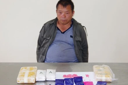 Đối tượng Và Ly cùng tang vật tại cơ quan điều tra. 