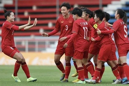 Các tuyển thủ Nữ Việt Nam ăn mừng bàn thắng mở tỷ số ở phút thứ tư của tiền đạo Hải Yến, trong trận đối đầu đội tuyển nữ Malaysia chiều 3/5 trên sân vận động Old Stadium (Campuchia). (Ảnh: Minh Quyết/TTXVN)