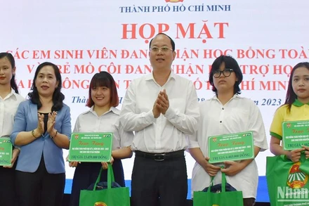 Trao học bổng toàn phần học kỳ 2, năm học 2022-2023 cho các sinh viên.