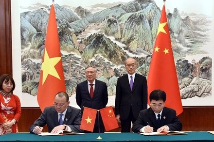 Lãnh đạo ngành Tòa án Việt Nam và Trung Quốc chứng kiến Lễ ký Biên bản Ghi nhớ Hợp tác giữa Tòa án Khu tự trị Dân tộc Choang Quảng Tây, Trung Quốc với Tòa án nhân dân tỉnh Quảng Ninh, Việt Nam. (Ảnh: Thanh Dương/TTXVN)