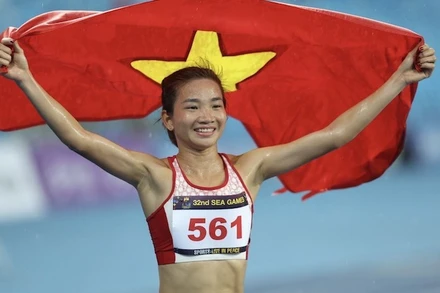 Nguyễn Thị Oanh giành cú đúp Huy chương Vàng ở nội dung chạy 1.500m và 3.000m vượt chướng ngại vật. (Ảnh: Minh Quyết/TTXVN)