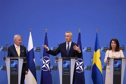 Ngoại trưởng Phần Lan Pekka Haavisto (trái), Tổng Thư ký NATO Jens Stoltenberg (giữa) và Ngoại trưởng Thụy Điển Ann Linde (phải) tại Brussels (Bỉ), ngày 5/7/2022. (Ảnh: AFP/TTXVN)