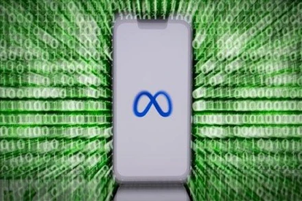 Biểu tượng của Meta trên màn hình điện thoại thông minh. (Ảnh: AFP/TTXVN)