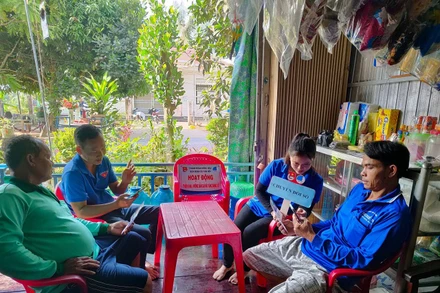 Đoàn viên xã Tân Hội, thành phố biên giới Hồng Ngự, Đồng Tháp, triển khai, hướng dẫn cài đặt ứng dụng chuyển đổi số.