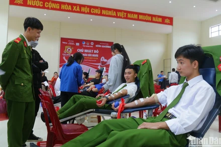 Đoàn viên Công an tỉnh Quảng Bình tham gia hiến máu.