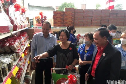 Người dân được hướng dẫn tham gia mua sắm tại chương trình “Chợ Tết 0 đồng” ở Thành phố Hồ Chí Minh.