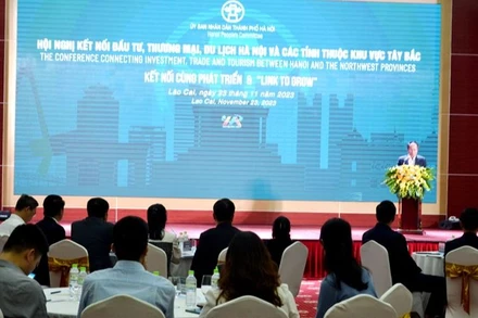 Hội nghị xúc tiến đầu tư, thương mại, du lịch kết hợp không gian triển lãm sản phẩm hàng hóa tiêu biểu giữa Hà Nội và các tỉnh thuộc khu vực Tây Bắc, tại thành phố Lào Cai, chiều 23/11. (Ảnh: QUỐC HỒNG) 