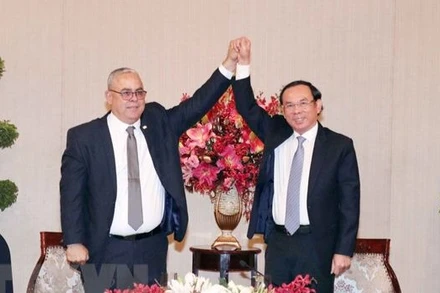 Ông Nguyễn Văn Nên (phải), Ủy viên Bộ Chính trị, Bí thư Thành ủy Thành phố Hồ Chí Minh và ông Luis Antonio Torres Iribar, Ủy viên Trung ương Đảng, Bí thư Thứ nhất Thành ủy La Habana bày tỏ tình đoàn kết. (Ảnh: Xuân Khu/TTXVN)