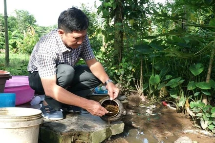 Cán bộ Trung tâm Kiểm soát bệnh tật tỉnh Đắk Lắk điều tra môi trường chung quanh nhà bệnh nhân sinh sống. (Ảnh: Quang Nhật)