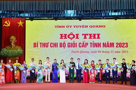 Ban Tổ chức hội thi tặng hoa và trao biểu trưng lưu niệm cho thí sinh.