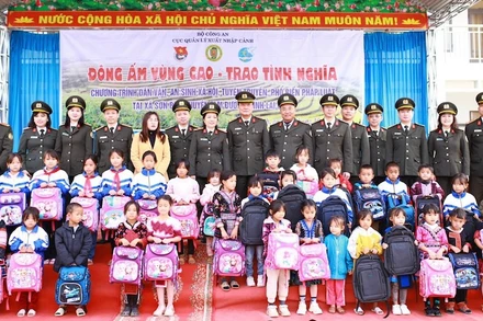 Đoàn công tác trao quà cho các cháu học sinh nghèo vượt khó, đạt thành tích tốt trong học tập.