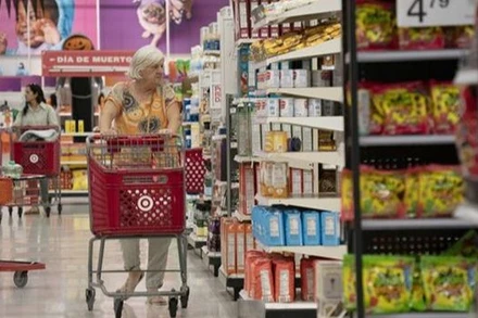 Khách hàng lựa chọn hàng hóa trong siêu thị ở San Mateo, bang California, Mỹ. (Ảnh: THX/TTXVN)