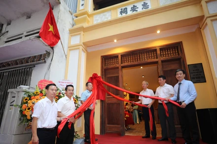 Các đại biểu tại lễ khánh thành di tích đình Trung Yên.