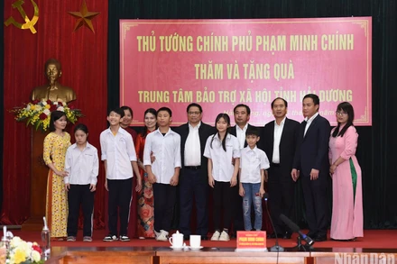 Thủ tướng Phạm Minh Chính thăm hỏi và tặng quà cho giáo viên, học sinh của Trung tâm Bảo trợ xã hội tỉnh Hải Dương. (Ảnh: TRẦN HẢI)