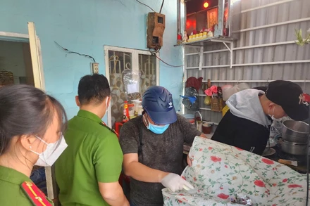 Lực lượng chức năng khám xét nơi ở của các đối tượng. (Ảnh Công an cung cấp)