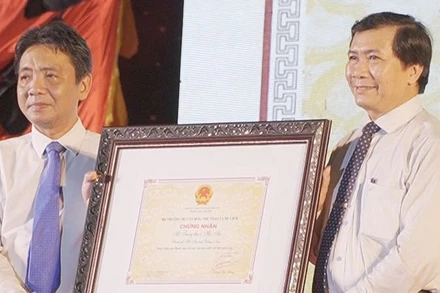 Thứ trưởng Văn hóa, Thể thao và Du lịch Hoàng Đạo Cương trao Chứng nhận Tết Trung thu ở Hội An vào danh mục di sản văn hóa phi vật thể quốc gia cho lãnh đạo thành phố Hội An.