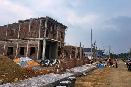 Bà con nhân dân thôn Thống Nhất, Cẩm Duệ (Cẩm Xuyên) xây dựng nhà ở tại khu tái định cư.