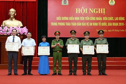 Trao Bằng khen của Chủ tịch UBND tỉnh cho tập thể và cá nhân.