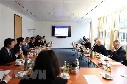 Hội nghị bàn tròn Liên minh Nông nghiệp Đức và đoàn công tác của Bộ Kế hoạch và Đầu tư do Bộ trưởng Nguyễn Chí Dũng dẫn đầu, tại Berlin. (Ảnh: Phương Hoa/TTXVN) 