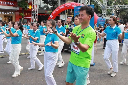 NSƯT Xuân Bắc nhảy dân vũ thể thao cùng Hội Liên hiệp Phụ nữ thành phố Hà Nội. (Ảnh: Ban tổ chức)