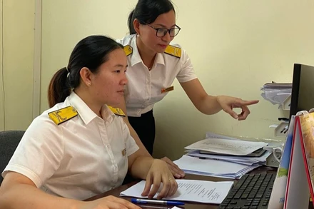 Cán bộ Chi cục thuế khu vực Tam Nông-Thanh Thủy, tỉnh Phú Thọ rà soát, phân loại các khoản nợ của các doanh nghiệp, cá nhân nợ thuế. 