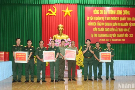 Đại diện các đơn vị lực lượng vũ trang tỉnh Trà Vinh nhận quà Tết của Bộ Quốc phòng.