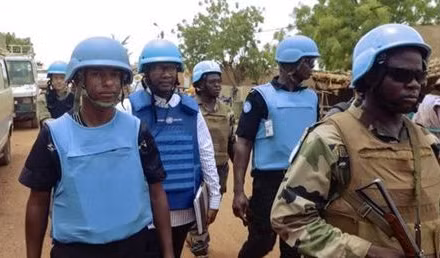 Binh sĩ thuộc Phái bộ gìn giữ hòa bình của Liên hợp quốc tại Mali (MINUSMA) tuần tra tại Konna, Mali. (Ảnh: AFP/TTXVN)