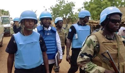 Binh sĩ thuộc Phái bộ gìn giữ hòa bình của Liên hợp quốc tại Mali (MINUSMA) tuần tra tại Konna, Mali. (Ảnh: AFP/TTXVN)