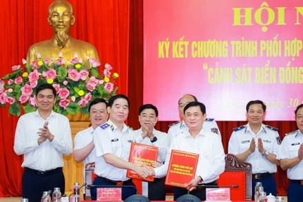 Ký kết chương trình phối hợp thực hiện công tác dân vận “Cảnh sát biển đồng hành với ngư dân". (Ảnh: Thành Duy)