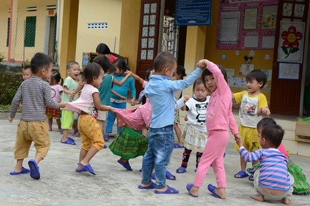 Ảnh minh họa: Trẻ mẫu giáo dân tộc H’Mông trong giờ chơi tại bản Khuôn Bổ, xã vùng cao Hồng Ca, huyện Trấn Yên. (Ảnh: Thanh Sơn)