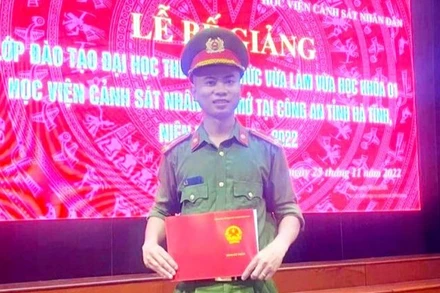 Đồng chí Trần Trung Hiếu nhận văn bằng tốt nghiệp Học viện Cảnh sát nhân dân.